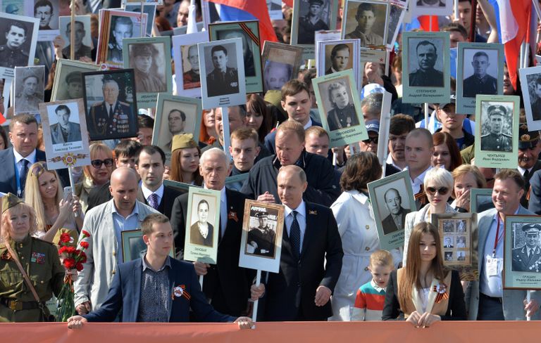 Президент РФ Владимир Путин во время шествия Региональной патриотической общественной организации Бессмертный полк Москва по Красной площади Президент РФ Владимир Путин во время шествия Региональной патриотической общественной организации Бессмертный полк Москва по Красной площади
