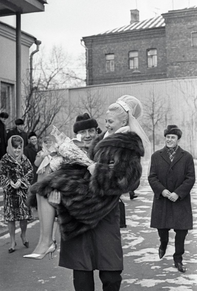Альберт Шестернев несет на руках свою жену Татьяну Жук Альберт Шестернев несет на руках свою жену Татьяну Жук