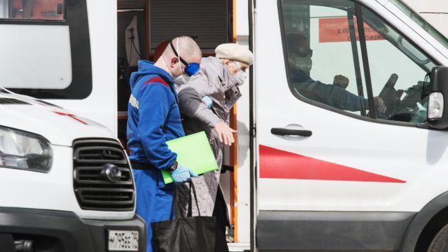 Бригада скорой медицинской помощи доставила пациентку в карантинный центр в Коммунарке Бригада скорой медицинской помощи доставила пациентку в карантинный центр в Коммунарке