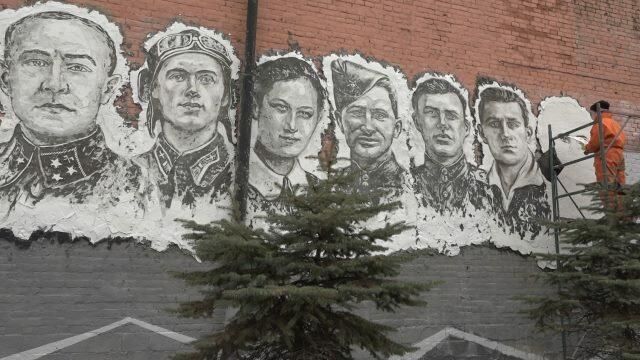 Стена памяти: барельефы героев ВОВ на фасаде здания во Владивостоке Стена памяти: барельефы героев ВОВ на фасаде здания во Владивостоке - РИА Новости, 1920, 30.04.2020