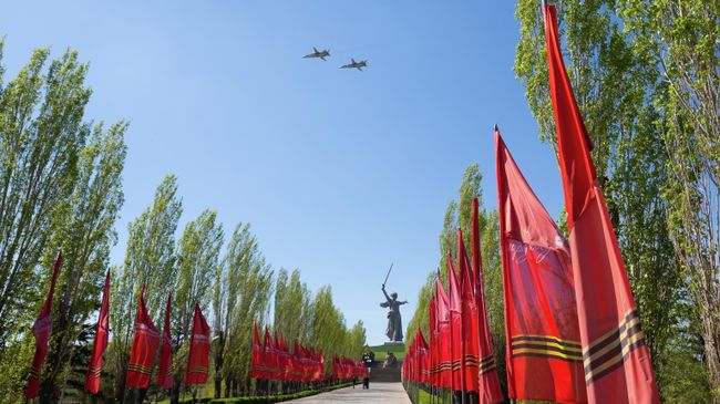Бомбардировщики Су-24М пролетают над Мамаевым курганом в Волгограде Бомбардировщики Су-24М пролетают над Мамаевым курганом в Волгограде