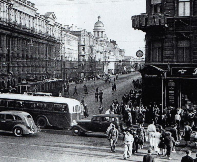 Пересечение проспектов 25 Октября и Володарского, Ленинград. 1930 год Пересечение проспектов 25 Октября и Володарского, Ленинград. 1930 год