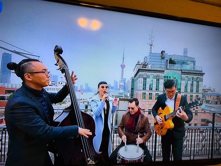 Скриншот выступления группы Jasmine and Her Jazz Men из Китая на благотворительном онлайн-марафоне Doctor Jazz Party