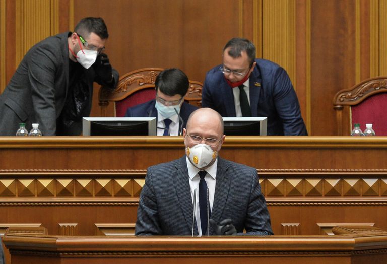 Премьер-министр Украины Денис Шмыхал выступает во время внеочередного заседания украинского парламента в Киеве. 30 марта 2020 года Премьер-министр Украины Денис Шмыхал выступает во время внеочередного заседания украинского парламента в Киеве. 30 марта 2020 года