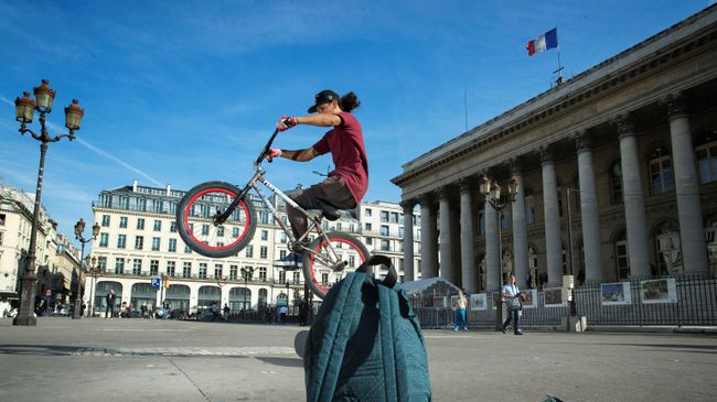 Colombian one-legged BMX rider Julian Molina practices during a training session in Paris on October 19, 2017. (Photo by JOEL SAGET / AFP) Colombian one-legged BMX rider Julian Molina practices during a training session in Paris on October 19, 2017. (Photo by JOEL SAGET / AFP)