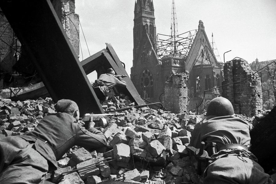 Советские солдаты ведут уличный бой. Берлин, апрель 1945г. Советские солдаты ведут уличный бой. Берлин, апрель 1945г.