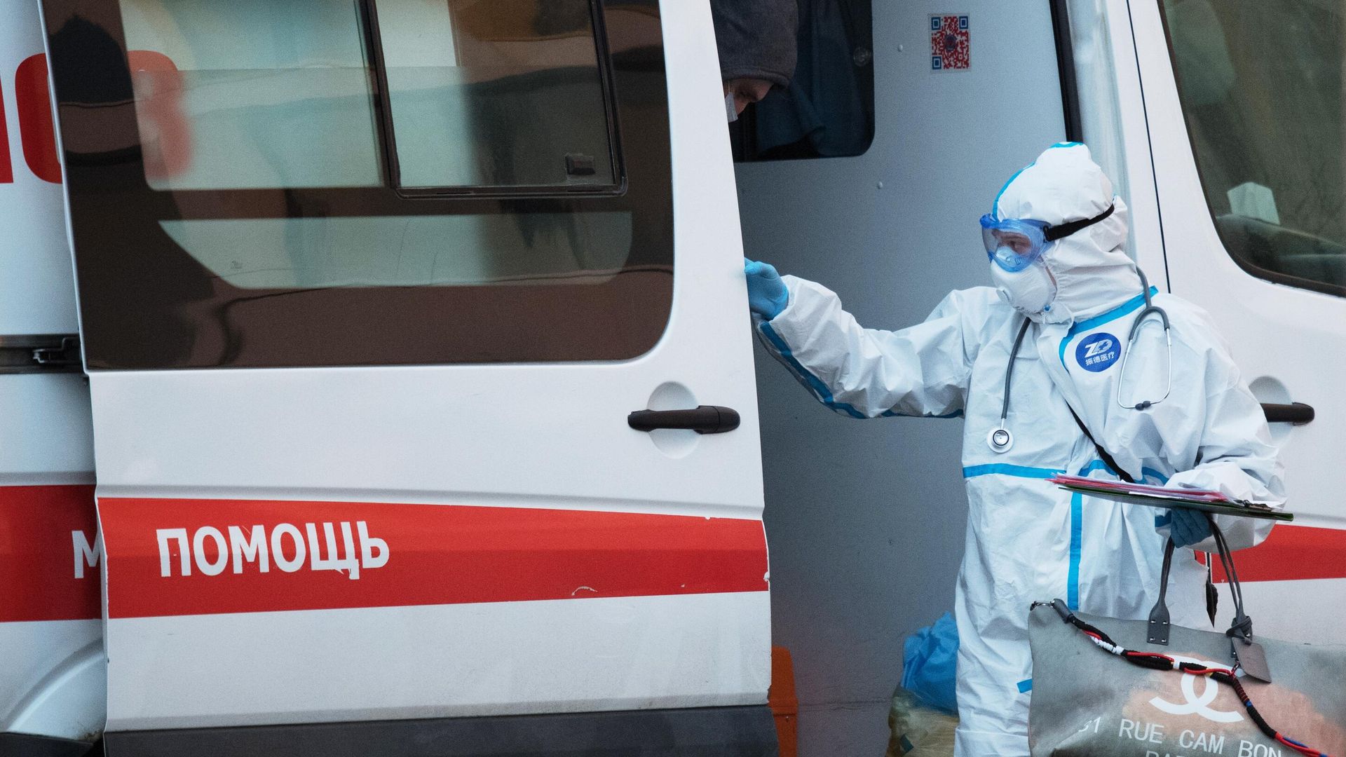 Бригада скорой медицинской помощи доставила пациента в карантинный центр в Коммунарке Бригада скорой медицинской помощи доставила пациента в карантинный центр в Коммунарке - РИА Новости, 1920, 20.09.2020