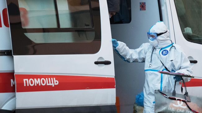 Бригада скорой медицинской помощи доставила пациента в карантинный центр в Коммунарке Бригада скорой медицинской помощи доставила пациента в карантинный центр в Коммунарке