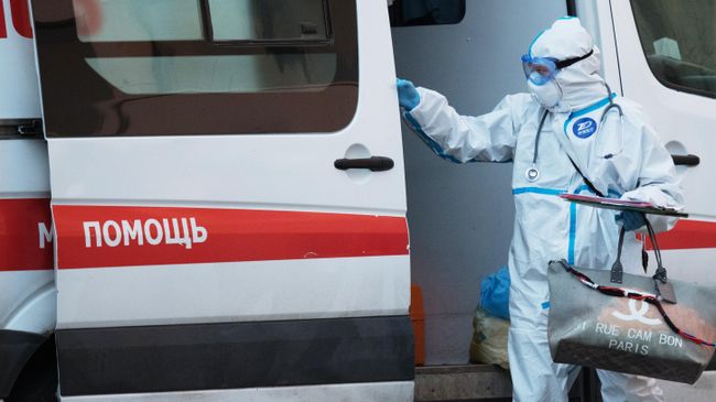 Бригада скорой медицинской помощи доставила пациента в карантинный центр в Коммунарке Бригада скорой медицинской помощи доставила пациента в карантинный центр в Коммунарке