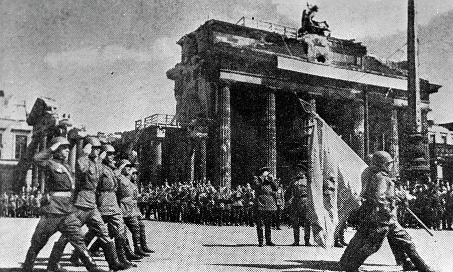 04.05.1945 Парад советских войск в Берлине в День победы в Великой Отечественной войне 1941-1945 годов 04.05.1945 Парад советских войск в Берлине в День победы в Великой Отечественной войне 1941-1945 годов