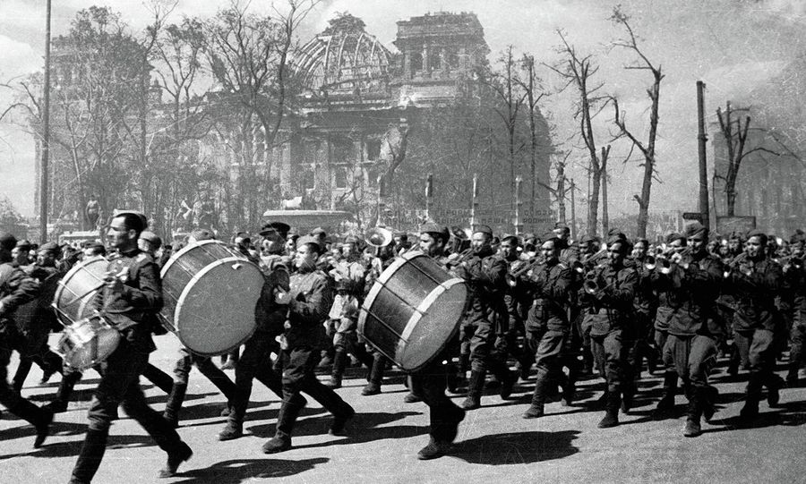 09.05.1945 Советский военный оркестр на улицах освобожденного Берлина 09.05.1945 Советский военный оркестр на улицах освобожденного Берлина