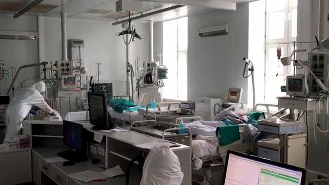 Медицинские сотрудники в палате с пациентами с COVID-19 в Первой Градской больнице Медицинские сотрудники в палате с пациентами с COVID-19 в Первой Градской больнице