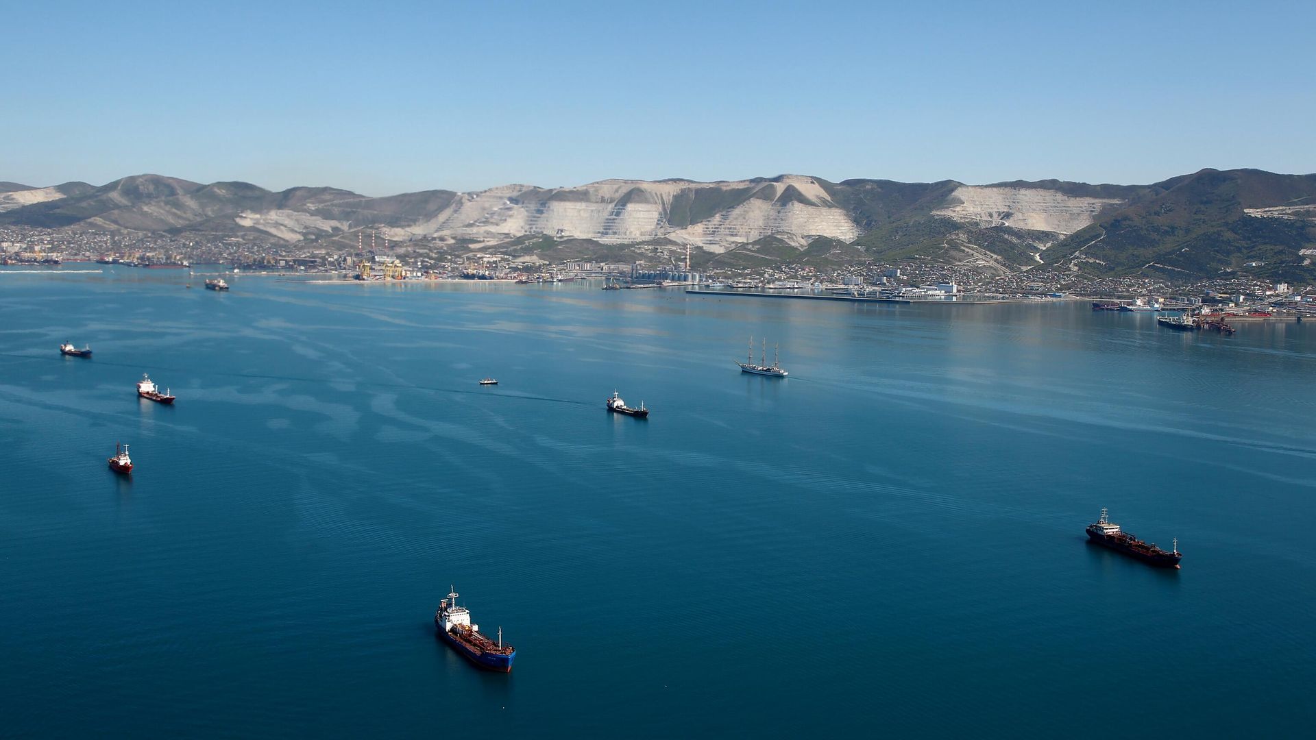 Нефтяные танкеры на рейде в Цемесской бухте Нефтяные танкеры на рейде в Цемесской бухте - РИА Новости, 1920, 01.06.2026
