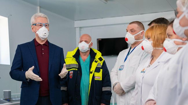 Мэр Москвы Сергей Собянин во временном медицинском корпусе для долечивания пациентов с коронавирусной инфекцией на базе НИИ Склифосовского