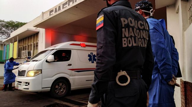 Скорая помощь привозит раненных после попытки массового побега из тюрьмы в Венесуэле Скорая помощь привозит раненных после попытки массового побега из тюрьмы в Венесуэле