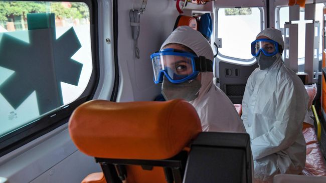 Медицинские работники в защитных костюмах в автомобиле скорой помощи в Азербайджане Медицинские работники в защитных костюмах в автомобиле скорой помощи в Азербайджане