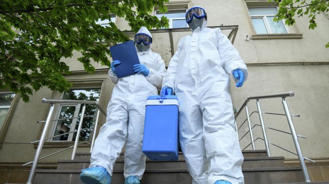 Сотрудники службы скорой помощи выходят из здания больницы в Азербайджане Сотрудники службы скорой помощи выходят из здания больницы в Азербайджане