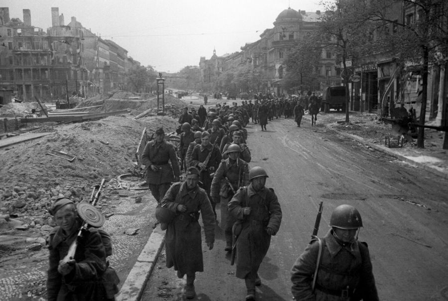 Советские войска на пути к Рейхстагу, май 1945 года Советские войска на пути к Рейхстагу, май 1945 года