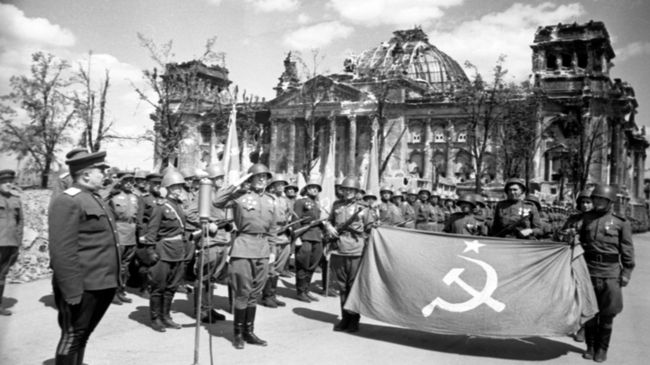 Торжественная церемония передачи Знамени Победы военному коменданту Берлина, Герою Советского Союза генерал-полковнику Николаю Эрастовичу Берзарину (слева) для отправки в Москву Торжественная церемония передачи Знамени Победы военному коменданту Берлина, Герою Советского Союза генерал-полковнику Николаю Эрастовичу Берзарину (слева) для отправки в Москву