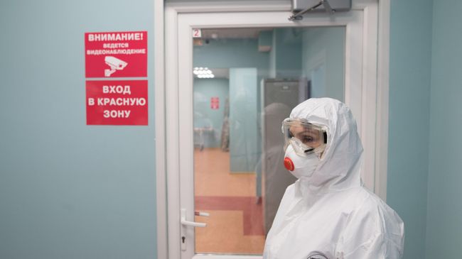 Заместитель директора НМИЦ ССХ имени А. Н. Бакулева, доктор медицинских наук Елена Голухова перед входом в красную зону в стационаре для больных с коронавирусной инфекцией Заместитель директора НМИЦ ССХ имени А. Н. Бакулева, доктор медицинских наук Елена Голухова перед входом в красную зону в стационаре для больных с коронавирусной инфекцией