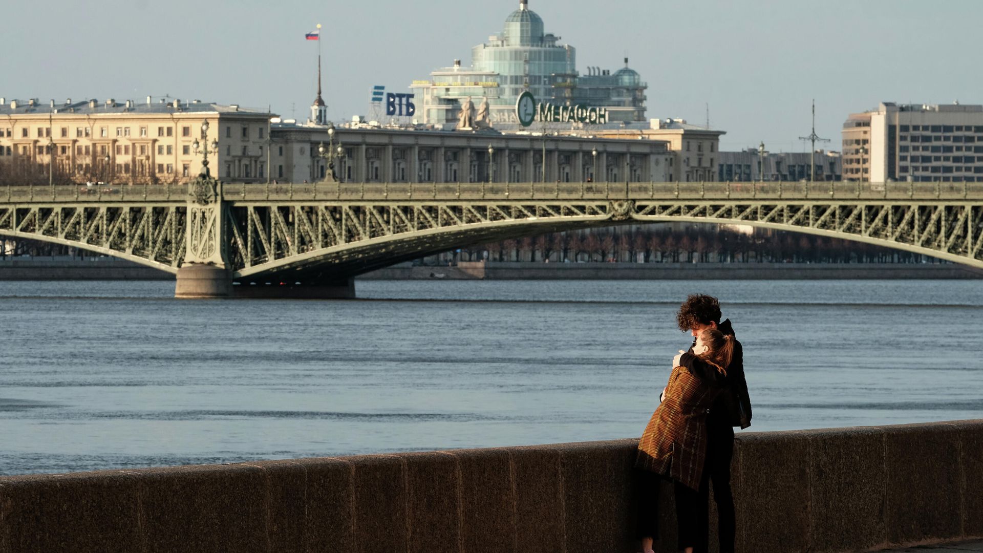 Молодые люди на Дворцовой набережной в Санкт-Петербурге Молодые люди на Дворцовой набережной в Санкт-Петербурге - РИА Новости, 1920, 24.10.2025