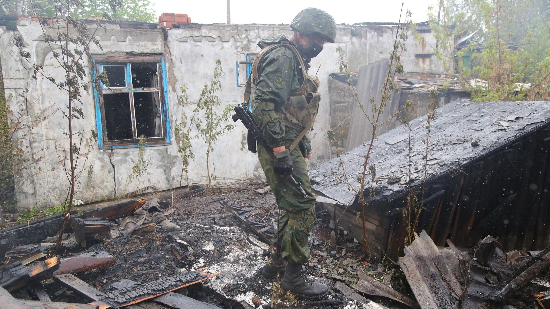 Военнослужащий НМ ДНР осматривает сгоревший дом в поселке Шахты 6-7 в Горловке Военнослужащий НМ ДНР осматривает сгоревший дом в поселке Шахты 6-7 в Горловке - РИА Новости, 1920, 22.10.2020