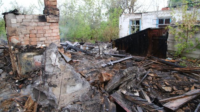 На месте сгоревшего дома в поселке Шахты 6-7 в Горловке На месте сгоревшего дома в поселке Шахты 6-7 в Горловке