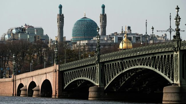 Вид на Троицкий мост и Соборную мечеть в Санкт-Петербурге