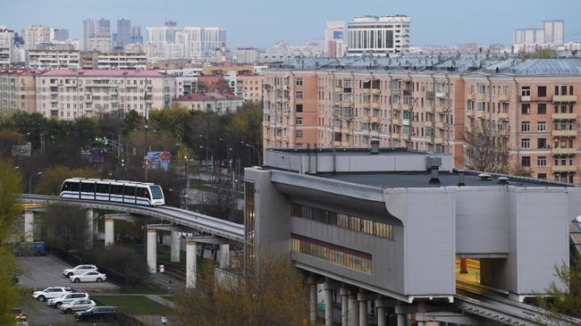 Вид на монорельсовую дорогу в Москве