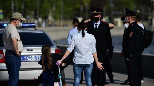 Сотрудники полиции проверяют документы у жителей, гуляющих на Москворецкой набережной в Москве Сотрудники полиции проверяют документы у жителей, гуляющих на Москворецкой набережной в Москве
