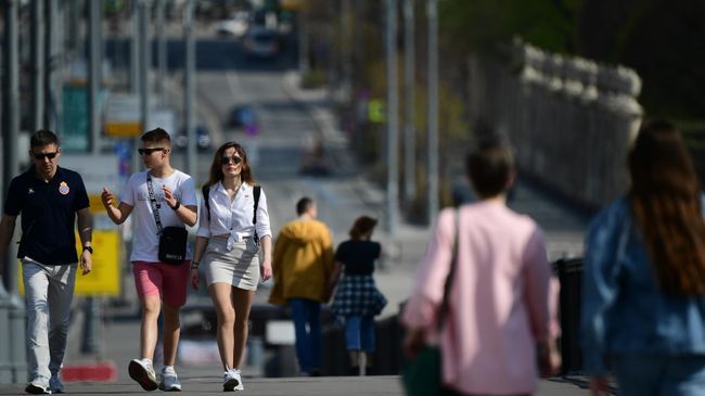 Жители Москвы идут по Крымскому мосту Жители Москвы идут по Крымскому мосту