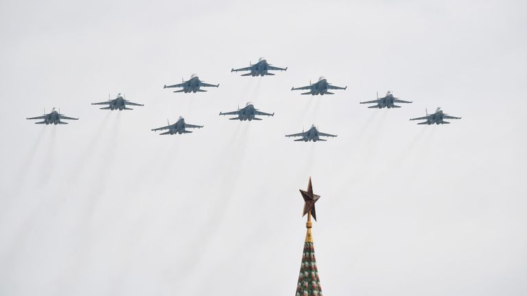 Истребители МиГ-29 и Су-30СМ на репетиции воздушной части парада Победы в Москве Истребители МиГ-29 и Су-30СМ на репетиции воздушной части парада Победы в Москве