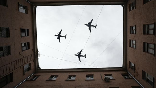Тяжелый транспортный самолет Ил-76 на репетиции воздушной части парада Победы Тяжелый транспортный самолет Ил-76 на репетиции воздушной части парада Победы