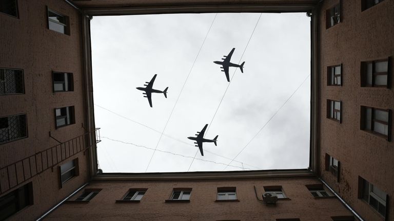 Тяжелый транспортный самолет Ил-76 на репетиции воздушной части парада Победы в Москве Тяжелый транспортный самолет Ил-76 на репетиции воздушной части парада Победы в Москве