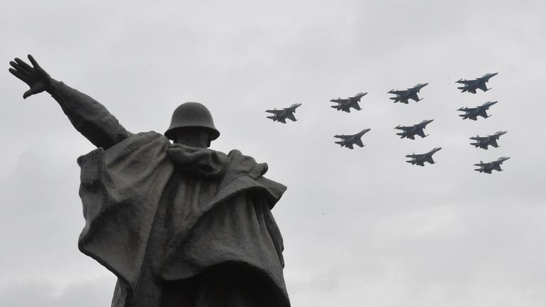 Истребители МиГ-29 и Су-30СМ на репетиции воздушной части парада Победы в Москве. Слева: статуя воина на мосту Победы Истребители МиГ-29 и Су-30СМ на репетиции воздушной части парада Победы в Москве. Слева: статуя воина на мосту Победы