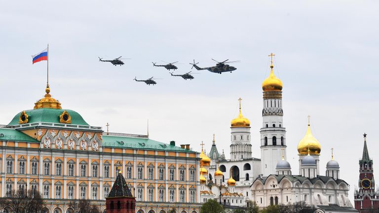 Тяжелые вертолеты Ми-26 на репетиции воздушной части парада Победы в Москве Тяжелые вертолеты Ми-26 на репетиции воздушной части парада Победы в Москве