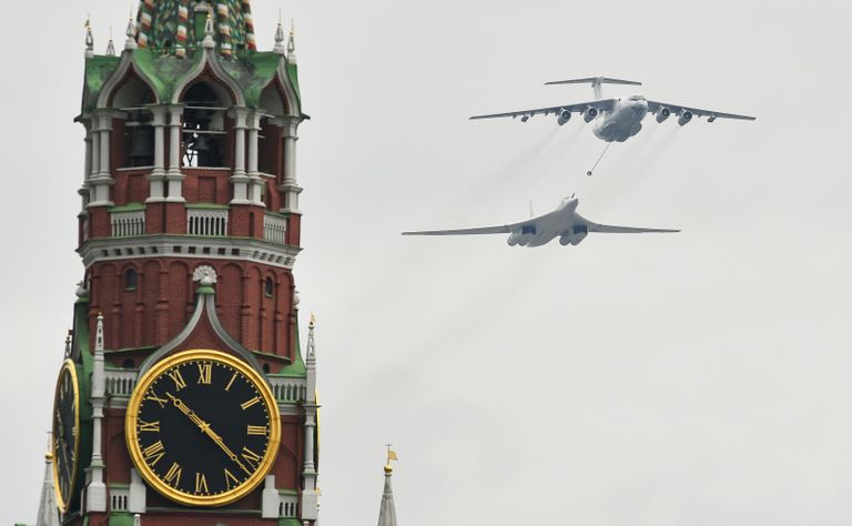 Самолет-заправщик Ил-78 и стратегический бомбардировщик-ракетоносец Ту-160 на репетиции воздушной части парада Победы в Москве