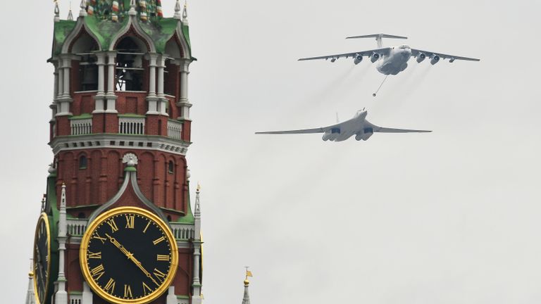 Самолет-заправщик Ил-78 и стратегический бомбардировщик-ракетоносец Ту-160 на репетиции воздушной части парада Победы в Москве Самолет-заправщик Ил-78 и стратегический бомбардировщик-ракетоносец Ту-160 на репетиции воздушной части парада Победы в Москве