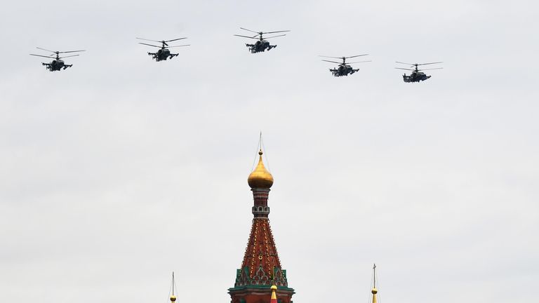 Ударные вертолеты Ка-52 Аллигатор на репетиции воздушной части парада Победы в Москве Ударные вертолеты Ка-52 Аллигатор на репетиции воздушной части парада Победы в Москве