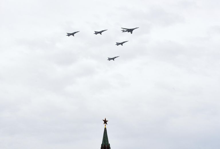 Дальние сверхзвуковые бомбардировщики-ракетоносцы Ту-22М3 и стратегический бомбардировщик-ракетоносец Ту-160 на репетиции воздушной части парада Победы в Москве