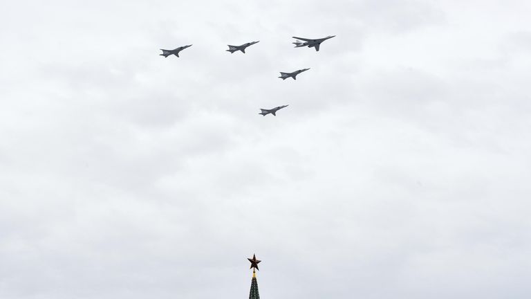 Дальние сверхзвуковые бомбардировщики-ракетоносцы Ту-22М3 и стратегический бомбардировщик-ракетоносец Ту-160 на репетиции воздушной части парада Победы в Москве Дальние сверхзвуковые бомбардировщики-ракетоносцы Ту-22М3 и стратегический бомбардировщик-ракетоносец Ту-160 на репетиции воздушной части парада Победы в Москве