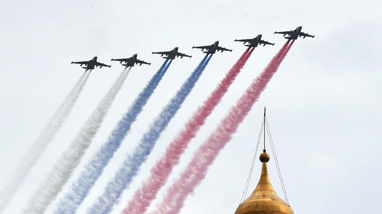 Штурмовики Су-25 на репетиции воздушной части парада Победы в Москве Штурмовики Су-25 на репетиции воздушной части парада Победы в Москве
