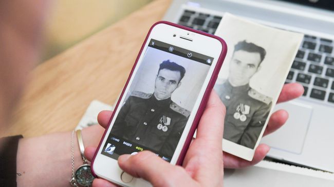 Жительница Москвы заполняет заявку для участия в акции Бессмертный полк онлайн Жительница Москвы заполняет заявку для участия в акции Бессмертный полк онлайн