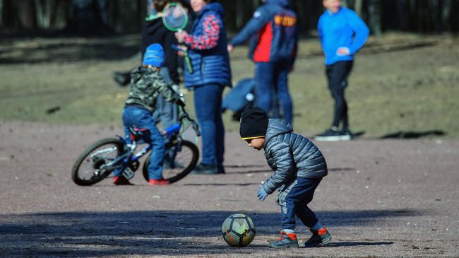 Родители с детьми отдыхают в парке Родители с детьми отдыхают в парке