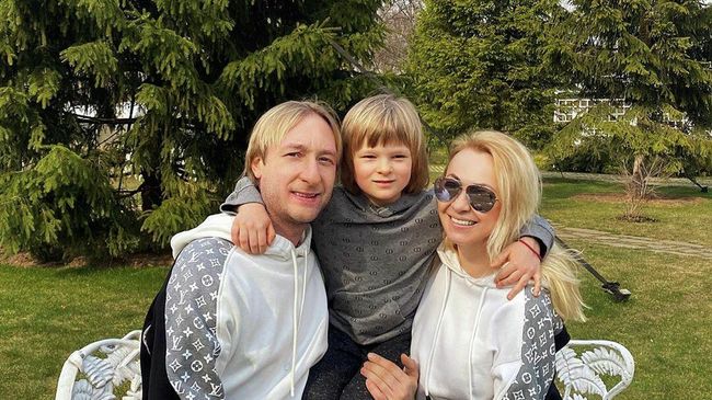 Евгений Плющенко, Александр Плющенко и Яна Рудковская Евгений Плющенко, Александр Плющенко и Яна Рудковская