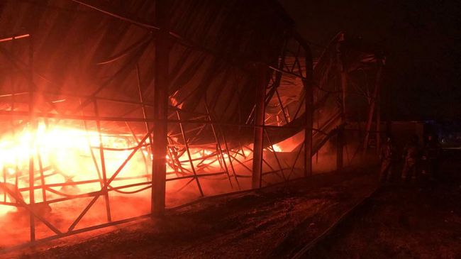 Пожар на фабрике нетканых материалов в Коммунаре в Гатчинском районе Ленинградской области Пожар на фабрике нетканых материалов в Коммунаре в Гатчинском районе Ленинградской области