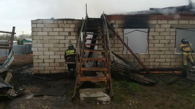 Сотрудники МЧС во время ликвидации пожара в частном доме в Раменском районе Подмосковья Сотрудники МЧС во время ликвидации пожара в частном доме в Раменском районе Подмосковья