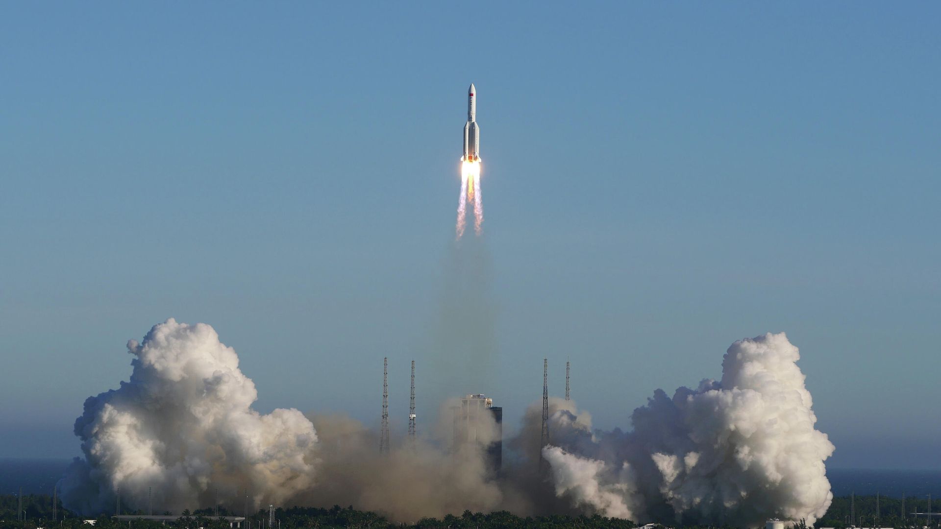 Ракета-носитель Чанчжэн-5B во время старта с космодрома Вэньчан Ракета-носитель Чанчжэн-5B во время старта с космодрома Вэньчан - РИА Новости, 1920, 05.05.2020