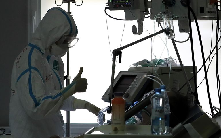Работа медиков с больными COVID-19 в клинике МГУ
