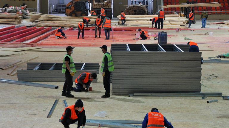Строительство временного госпиталя в ледовом дворце Крылатское